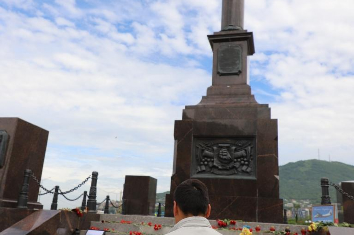 Камчатцы продолжают нести цветы в память о погибших при крушении Ан-26. Фото. Фото: Виктор Гуменюк\ИА "Камчатка". Фотография 14