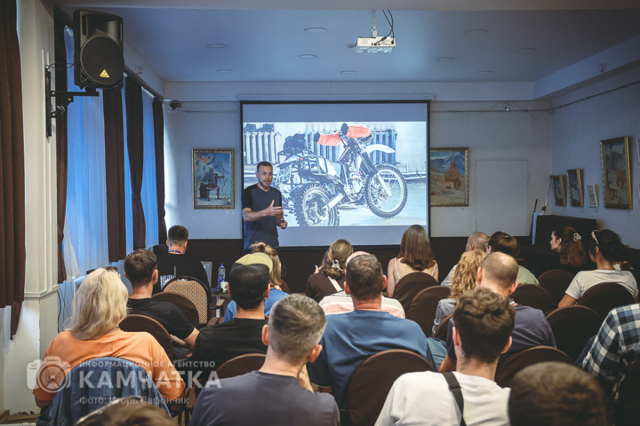 Российский мотопутешественник представил на Камчатке премьеру своего фильма о Командорах. Фото: «Камчатка Сегодня» \ Игорь Сафончик+. Фотография 26