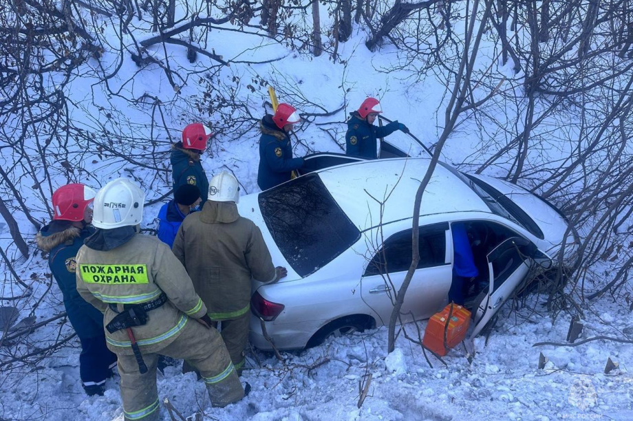 Спасатели Камчатки эвакуировали водителя после съезда автомобиля в кювет. Фото: ГУ МЧС России по Камчатскому краю. Фотография 1