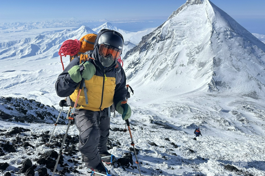 Спасатели МЧС водрузили флаг на вершине Ключевской Сопки на Камчатке. Фото: ГУ МЧС России по Камчатскому краю. Фотография 16