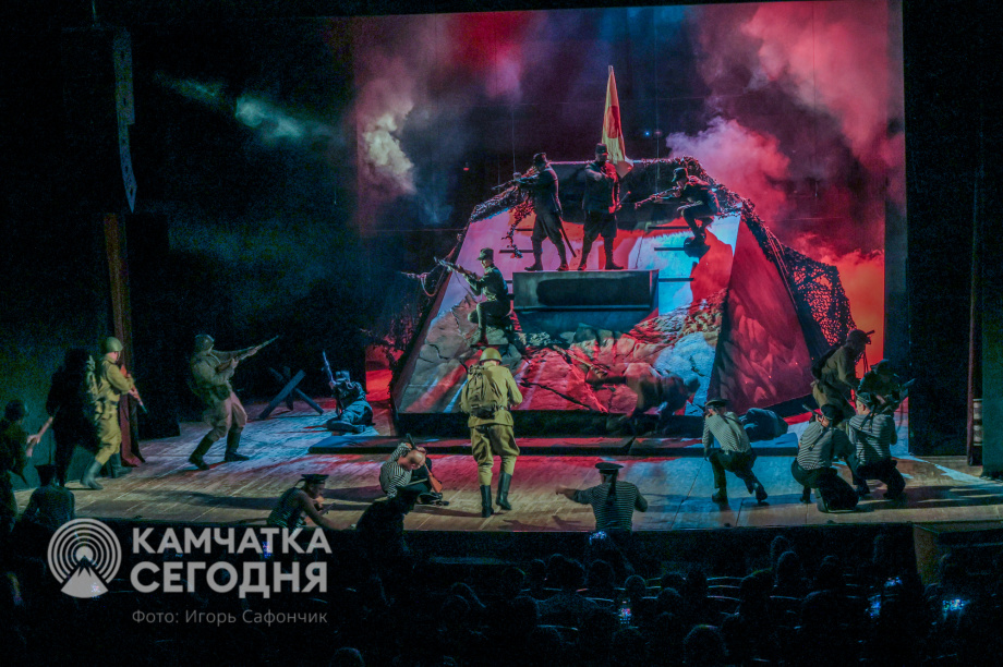 Спектакль «Баллада о Курильском десанте» стал финальный аккордом в череде памятных мероприятий к 80-летию Победы (фоторепортаж). . Фотография 22