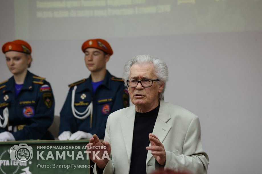 «Парту Героя» открыли сегодня в школе Петропавловска. фото: Виктор Гуменюк. Фотография 19