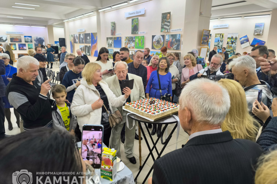 Известный камчатский фотограф Игорь Вайнштейн отметил свой 90-летний юбилей открытием выставки. Фото: ИА «Камчатка» \ Игорь Сафончик. Фотография 45