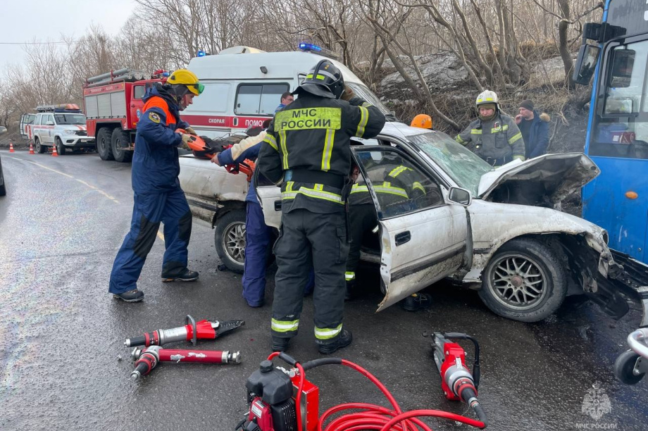 Два человека пострадали при столкновении автомобиля и  автобуса  на Камчатке. МЧС. Фотография 4
