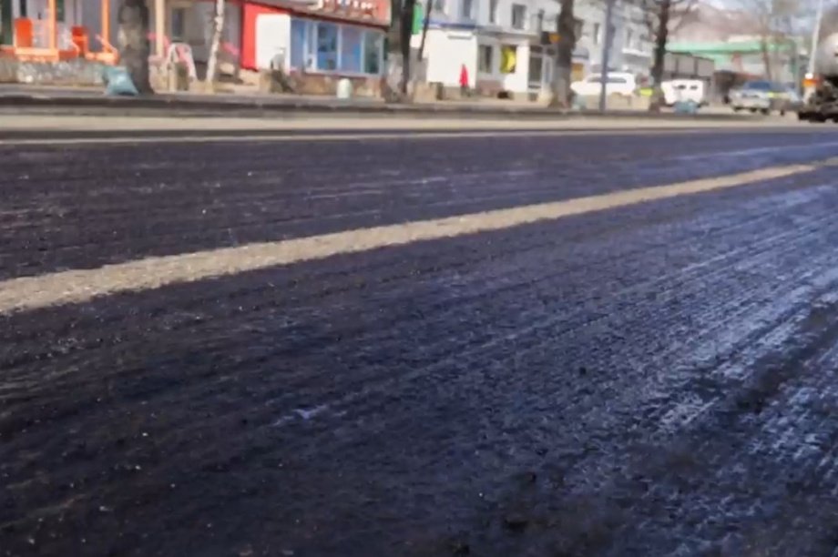  В Елизове до вечера перекрыли участок улицы Ленина для ремонта асфальта. . Фотография 6