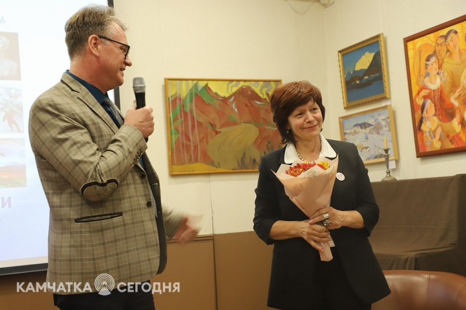 Презентация энциклопедического издания «Времен связующая нить. Художники Камчатки». Фоторепортаж. Фото: Виктор Гуменюк. Фотография 12