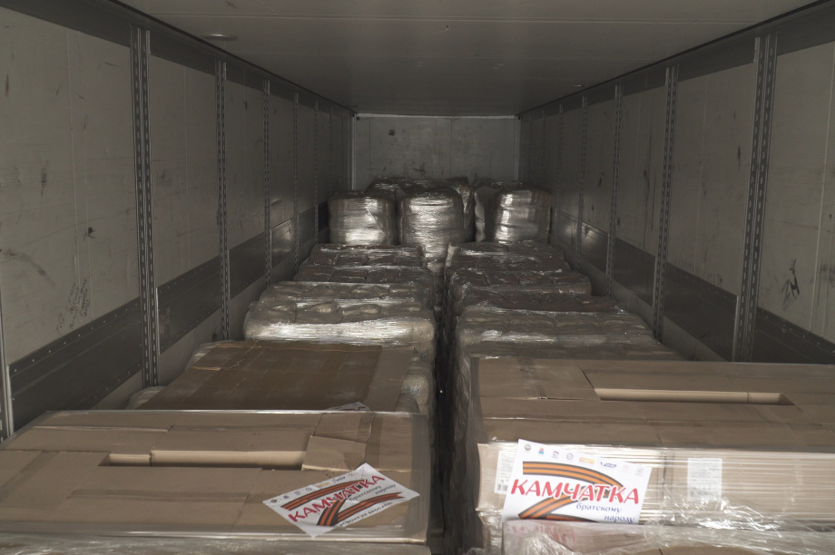 Двенадцать тонн гуманитарной помощи для участников СВО отправили с Камчатки. Фото: kamgov.ru