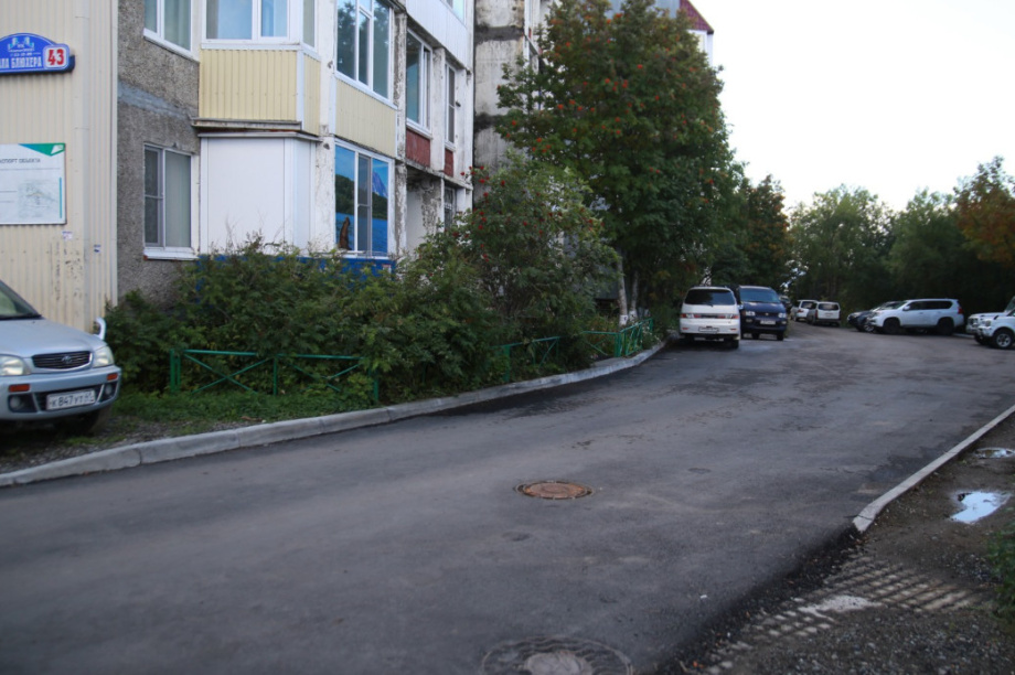 Жители Петропавловска-Камчатского получили новый асфальт и парковку на улице маршала Блюхера. Фото: Законодательное Собрание Камчатского края. Фотография 1