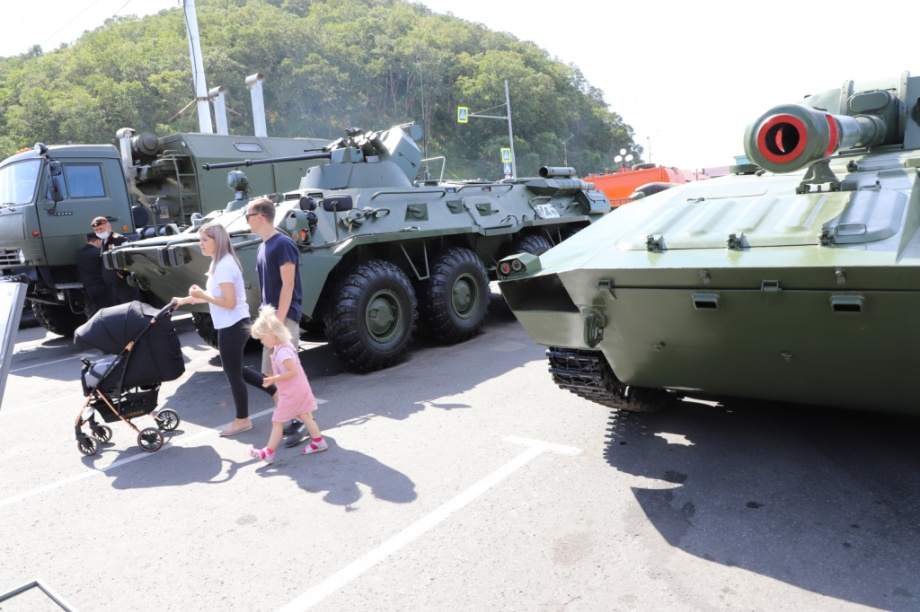 Форум Армия-2021 проходит на Камчатке. Посмотреть выставку пришел даже енот. Фото: Виктор Гуменюк. Фотография 22