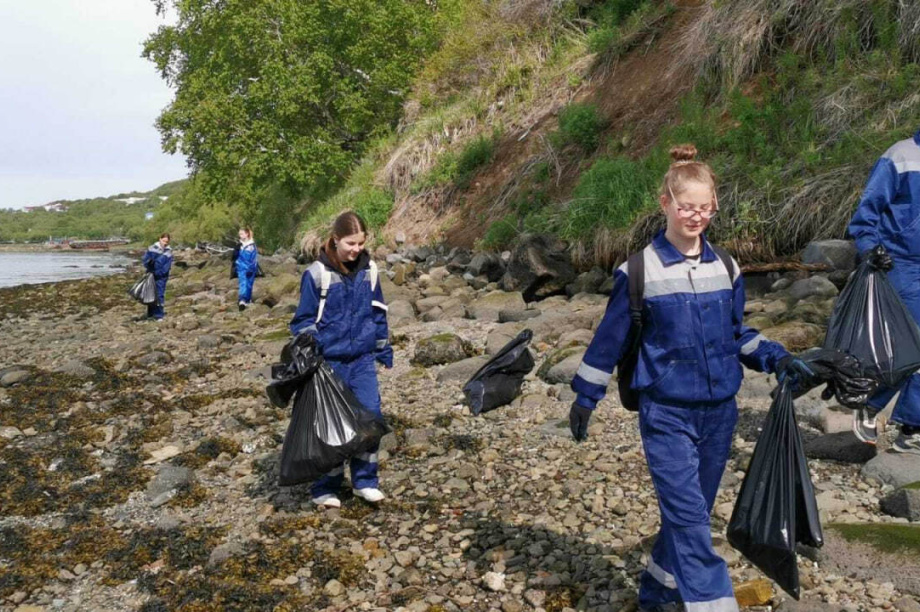 Камчатским подросткам выплатили зарплату за уборку территорий. Фото: Центр занятости населения Камчатского края. Фотография 1