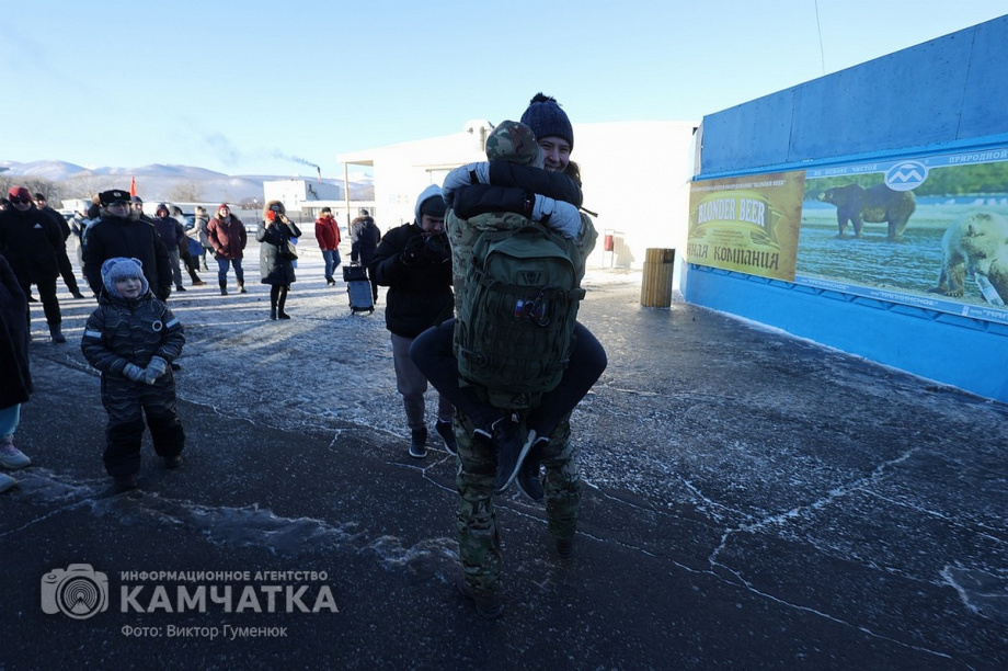 Это радость со слезами на глазах — самолёт с мобилизованными бойцами СВО прилетел на Камчатку. Фото: Виктор Гуменюк . Фотография 15