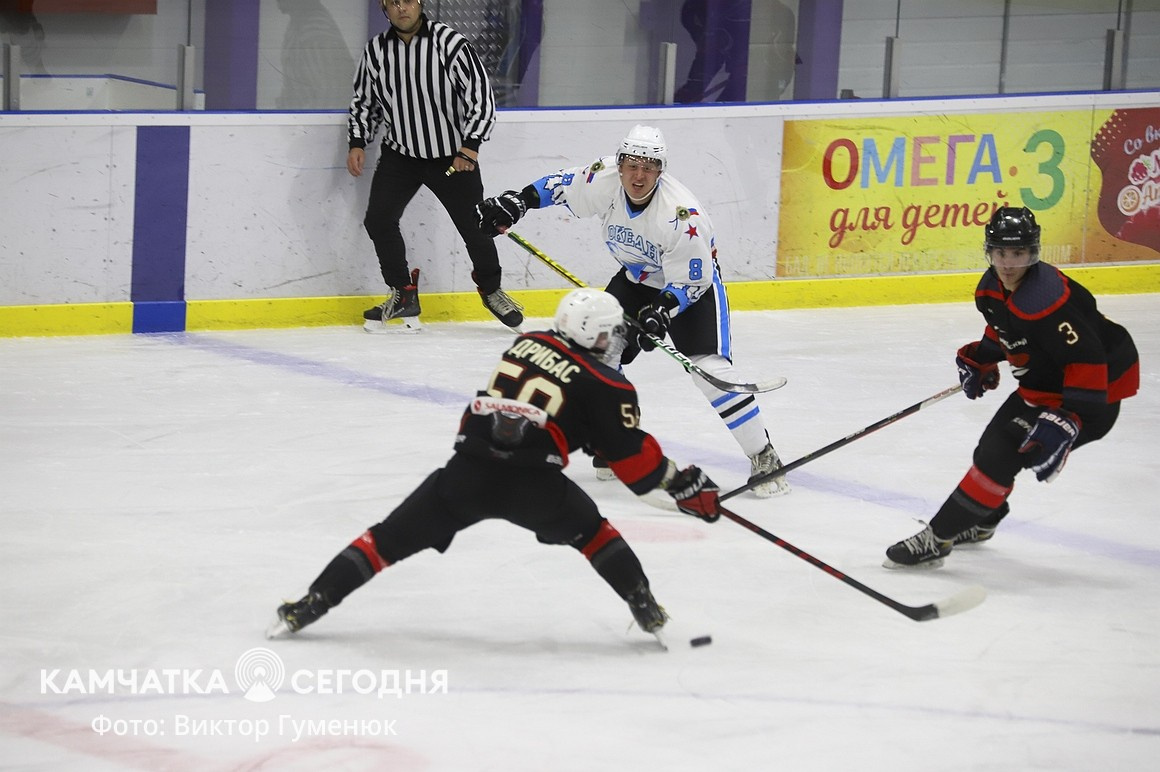 Чемпионат по хоккею среди взрослых команд стартовал на Камчатке. Фото: Виктор Гуменюк\ИА "Камчатка". Фотография 32