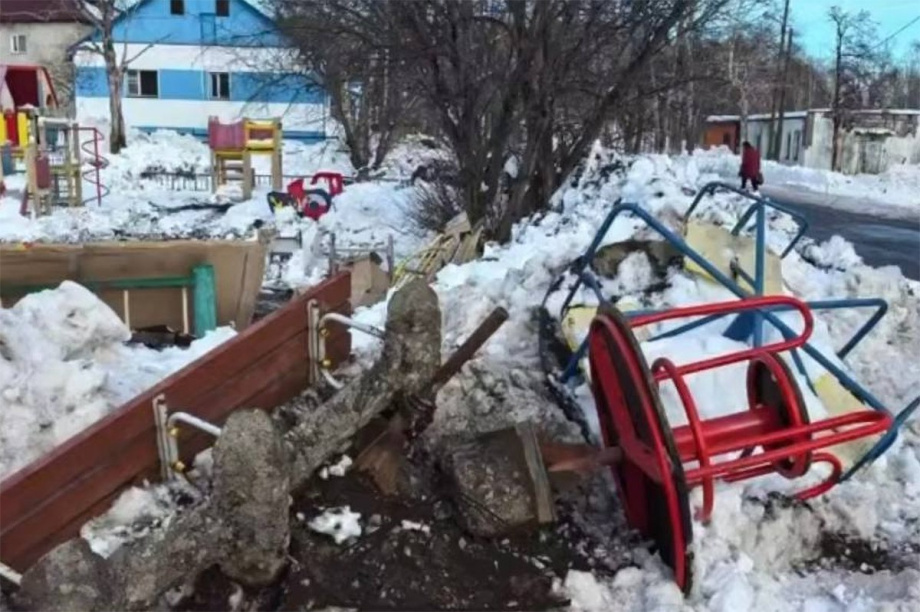 Война с детскими площадками: Камчатку зачищают от качелей и горок. Фото: соцсети, скриншот