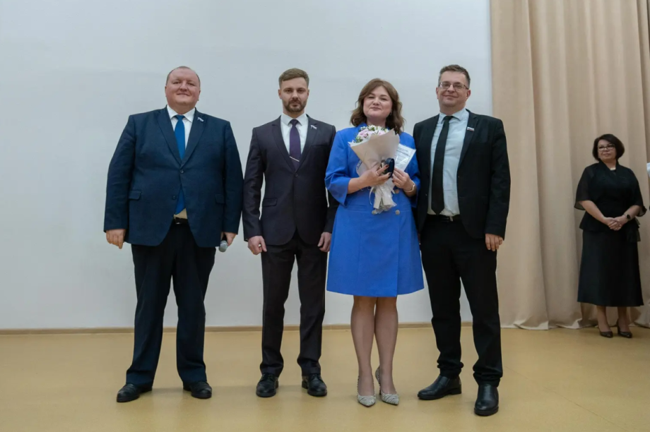 Депутаты Городской Думы поздравили школу №17 имени В.С. Завойко с 85-летием. Фото: Городская Дума