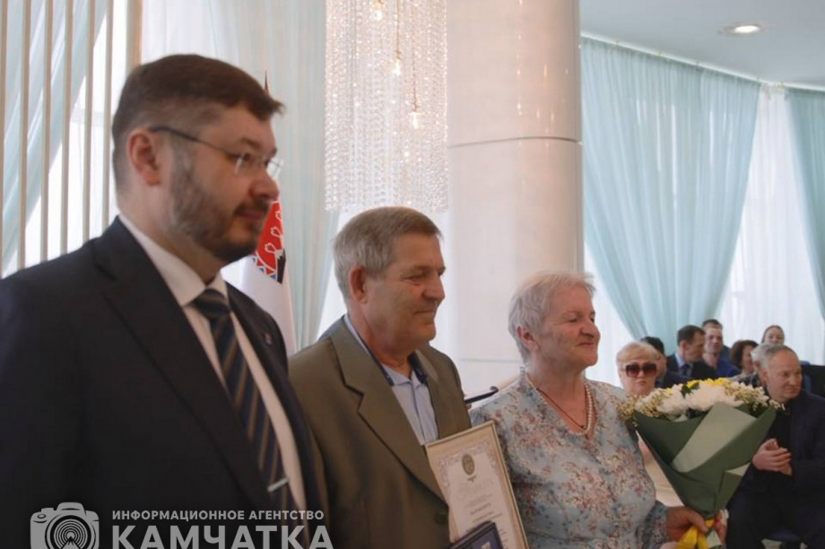 В ЗАГСе на Камчатке прошло чествование 70 супружеских пар. Фоторепортаж. фото: ИА "Камчатка". Фотография 11