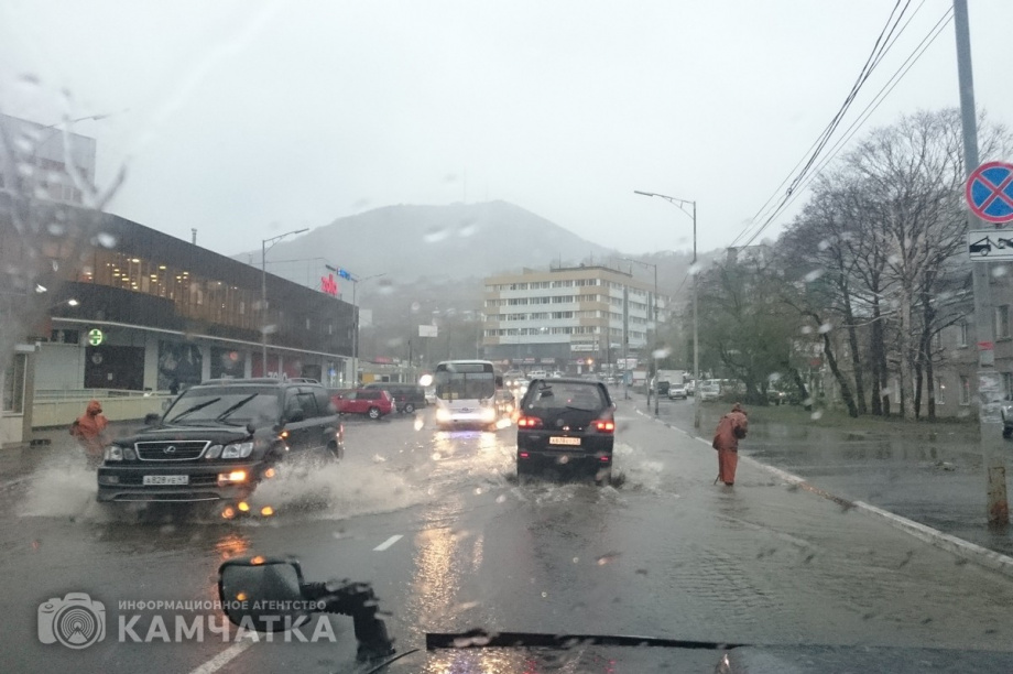 Две бригады дорожников чистят ливнёвки в Петропавловске. Фото: Олеся Сурина, архив ИА "Камчатка"; pkgo.ru. Фотография 2
