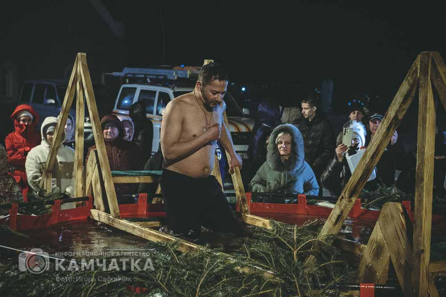 Крещенские купания в Петропавловске-Камчатском: испытание ледяной купелью. Фото: ИА «Камчатка». Фотография 5