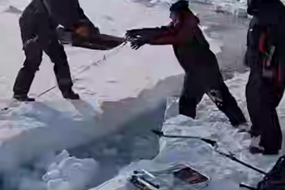 Сахалинские рыбаки дрейфуют на льдине. Фото: скрин видео из социальных сетей. Фотография 2