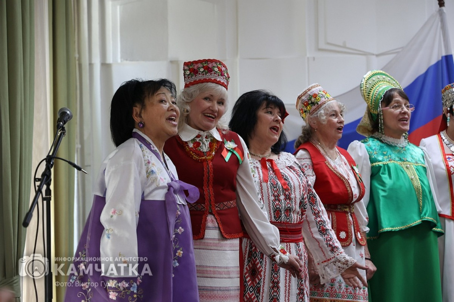 Праздничная программа «Единством сильны!» (фоторепортаж из библиотеки им. С.П. Крашенинникова). Фото: ИА «Камчатка» \ Виктор Гуменюк. Фотография 51