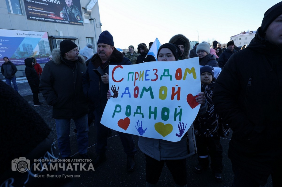 Это радость со слезами на глазах — самолёт с мобилизованными бойцами СВО прилетел на Камчатку. Фото: Виктор Гуменюк . Фотография 35
