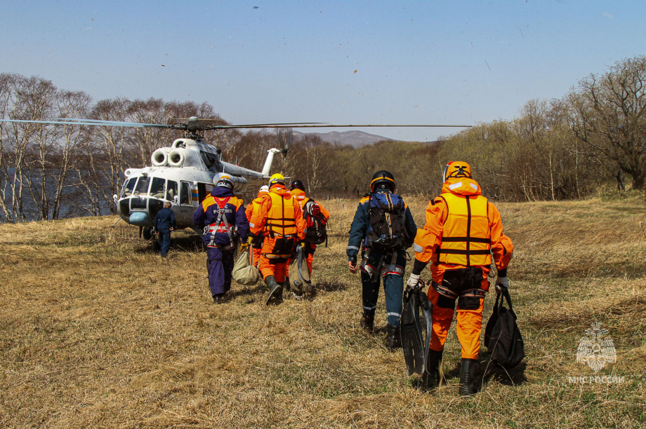 Камчатские спасатели отработали спуски на водную поверхность. фото: МЧС по Камчатскому краю. Фотография 4