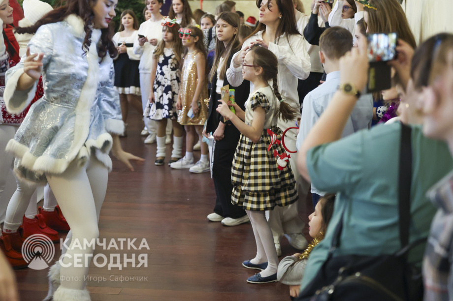 Пятьсот детей побывали на Губернаторской ёлке на Камчатке. Фото: ИА «Камчатка»/Игорь Сафончик. Фотография 17
