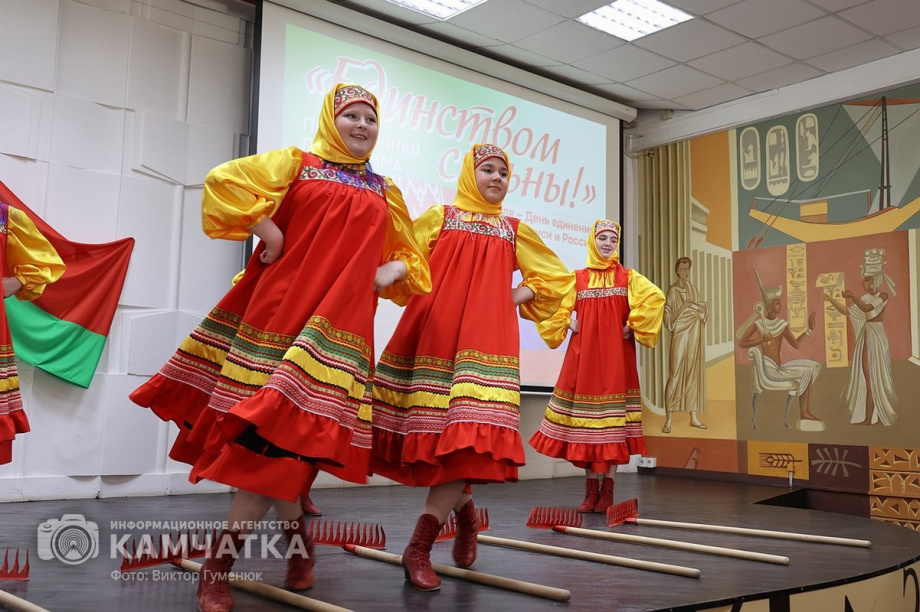 Праздничная программа «Единством сильны!» (фоторепортаж из библиотеки им. С.П. Крашенинникова). Фото: ИА «Камчатка» \ Виктор Гуменюк. Фотография 38