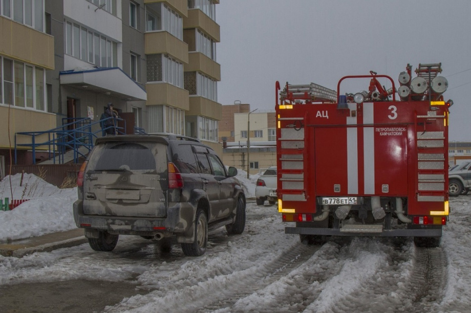 В Петропавловске днём горела двенадцатиэтажка. Фото предоставлено пресс-службой краевого МЧС; WhatsApp. Фотография 5