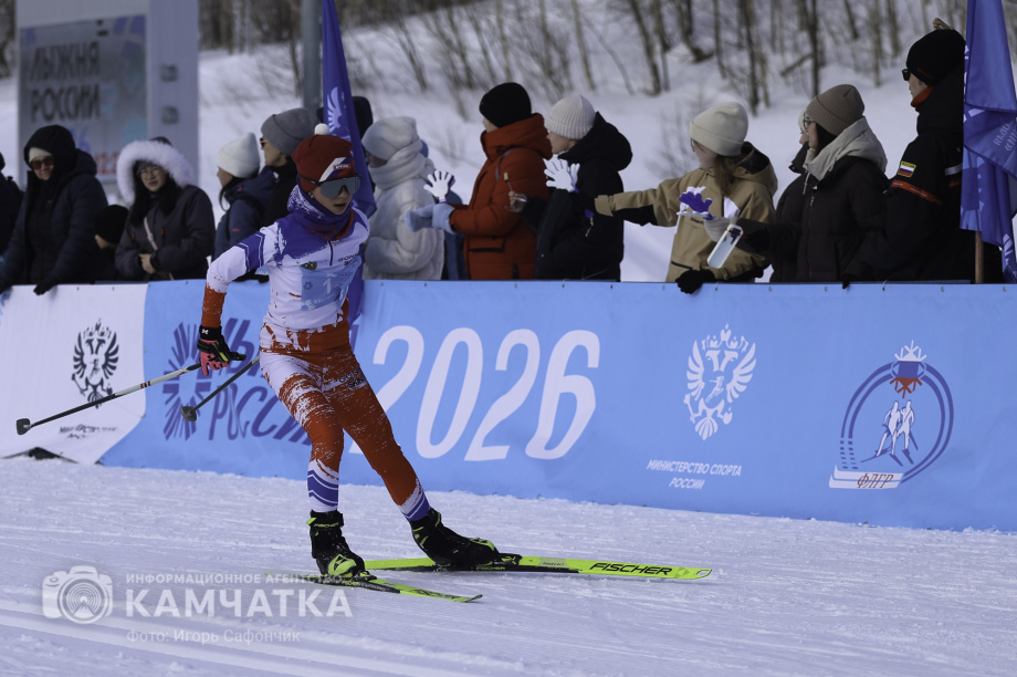 Лыжня России 2026 на Камчатке: полторы тысячи участников объединились на старте. Фото: «Камчатка Сегодня» \ Игорь Сафончик. Фотография 63