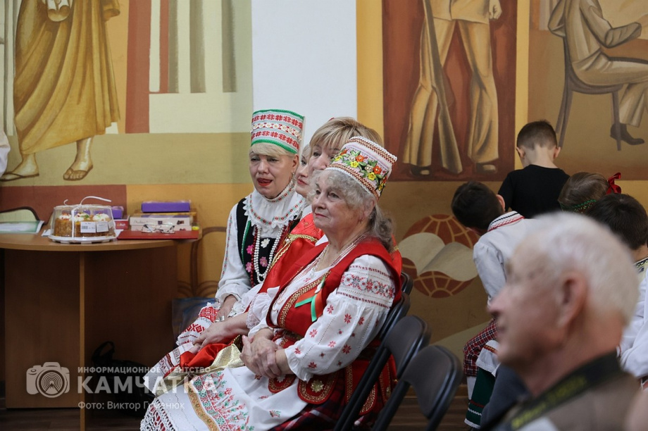 Праздничная программа «Единством сильны!» (фоторепортаж из библиотеки им. С.П. Крашенинникова). Фото: ИА «Камчатка» \ Виктор Гуменюк. Фотография 17