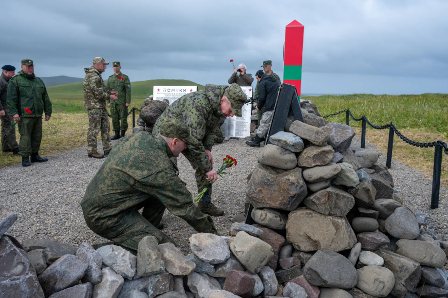 Делегация ФСБ России почтила память участников Курильского десанта. Фото: Александр Мясников. Фотография 6