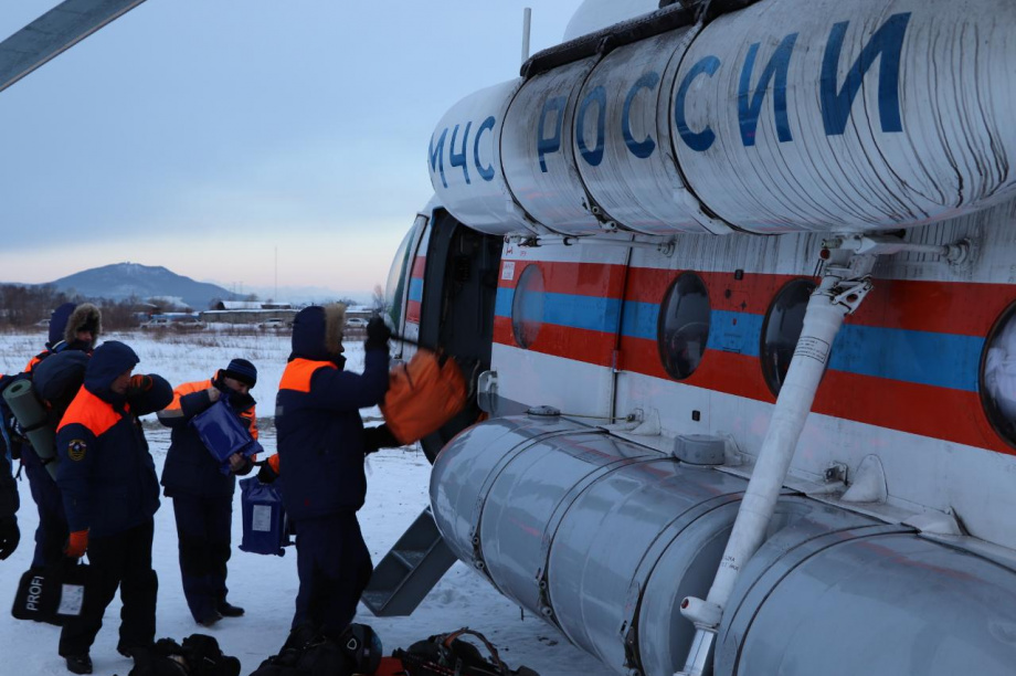 Спасатели подняли авиацию для поисков снегоходчика в Тигильском районе . 
