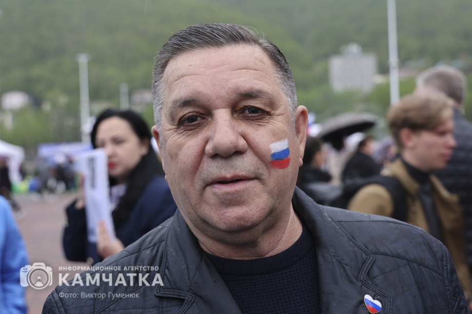 День России отметили на Камчатке многонационально, с митингом, концертом и детскими забавами. . Фотография 8