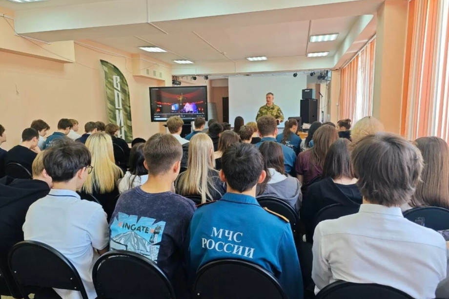Урок мужества в школе №28: ветеран СВО и спасшая человека курсантка центра «Воин». . Фотография 3