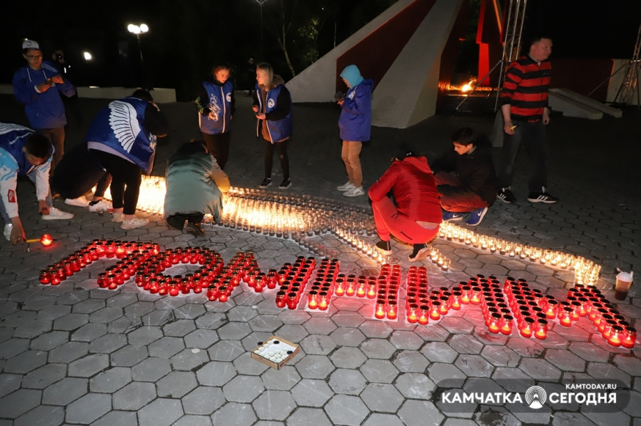 Ночью на Камчатке зажгли свечи в память о 80-летии начала войны. Фото: Виктор Гуменюк / информационное агентство "Камчатка". Фотография 2