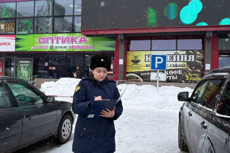 На подростка упала наледь с крыши торгового центра в Елизово . Фото: прокуратура Камчатского края