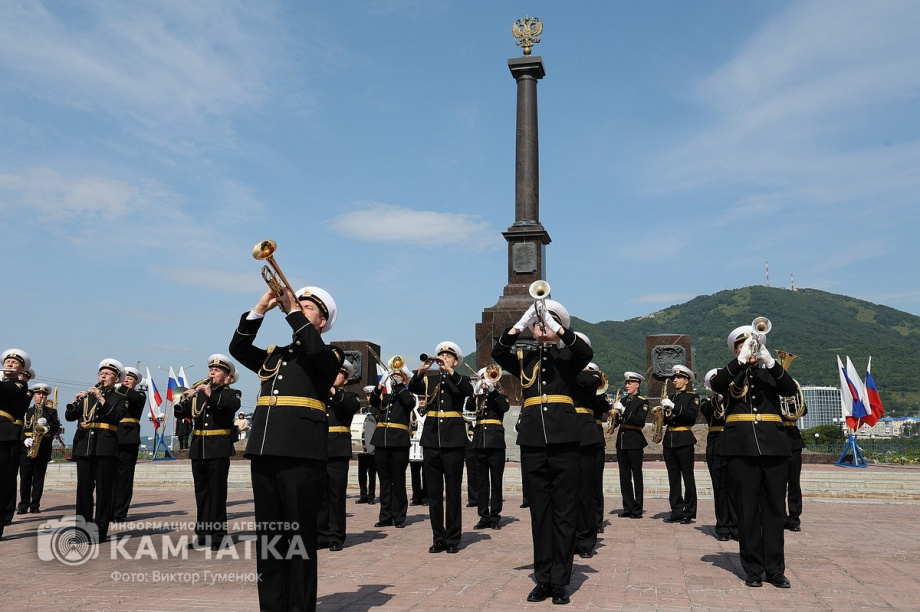 Триколор на главной площади Петропавловска-Камчатского - главный герой и триумфатор  . Фото: ИА «Камчатка» \ Виктор Гуменюк. Фотография 50