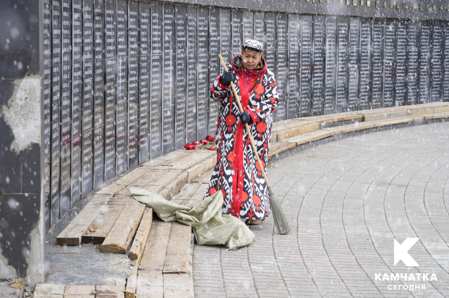 Четвёртый весенний субботник прошёл в Петропавловске-Камчатском. ИА Камчатка. Фотография 14