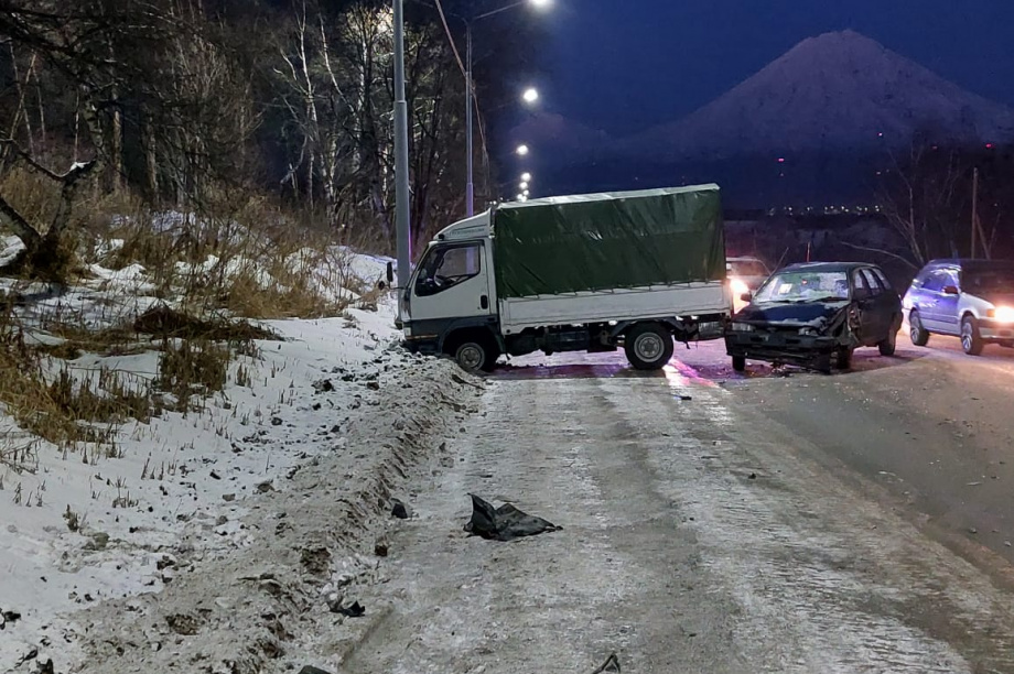 Машина скорой помощи попала в ДТП на Камчатке. Фото: ОГИБДД по Елизовскому району . Фотография 1