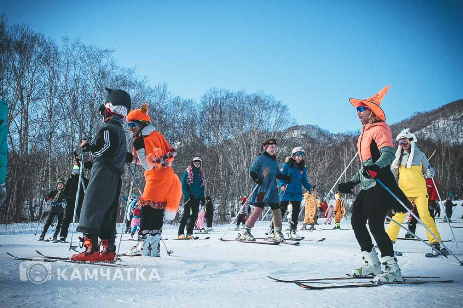 Горнолыжники устроили карнавальный заезд на «Морозке» в Елизово. Фото: ИА «Камчатка». Фотография 12