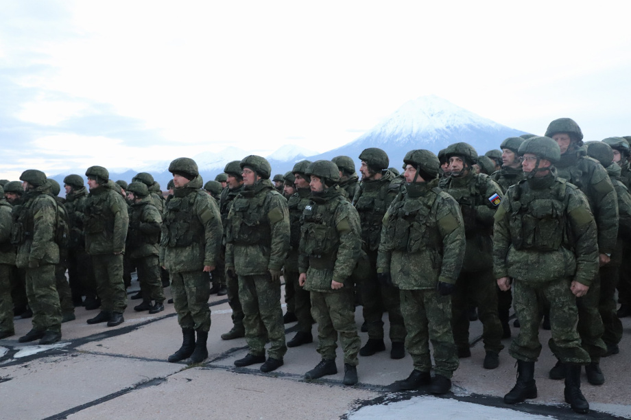 Мобилизованных жителей Камчатки торжественно проводили к месту несения службы. Фото: Виктор Гуменюк. Фотография 7