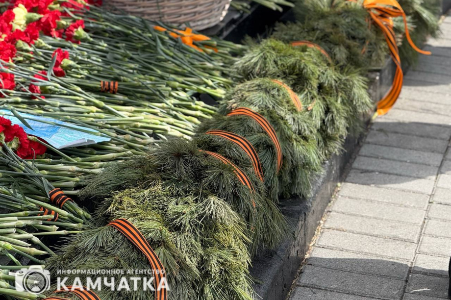 Камчатка почтила память героев Великой Отечественной возложением цветов. Фото: ИА "Камчатка". Фотография 9
