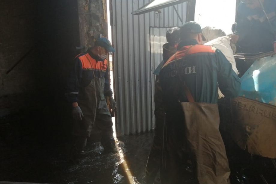 Камчатские спасатели продолжают оказывать помощь пострадавшим от паводка сельчанам. Фото предоставлено пресс-службой краевого управления МЧС. Фотография 11