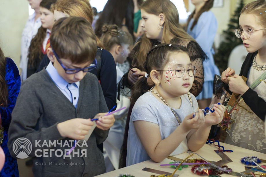 Пятьсот детей побывали на Губернаторской ёлке на Камчатке. Фото: ИА «Камчатка»/Игорь Сафончик. Фотография 28