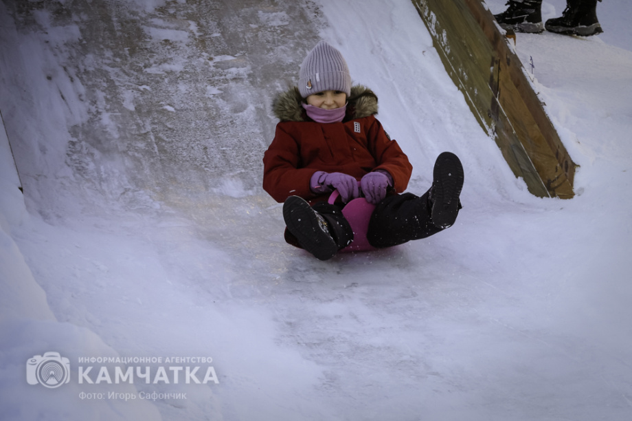 В Петропавловске-Камчатском продолжаются новогодние развлечения (фоторепортаж). Фото: «Камчатка Сегодня» \ Игорь Сафончик. Фотография 25