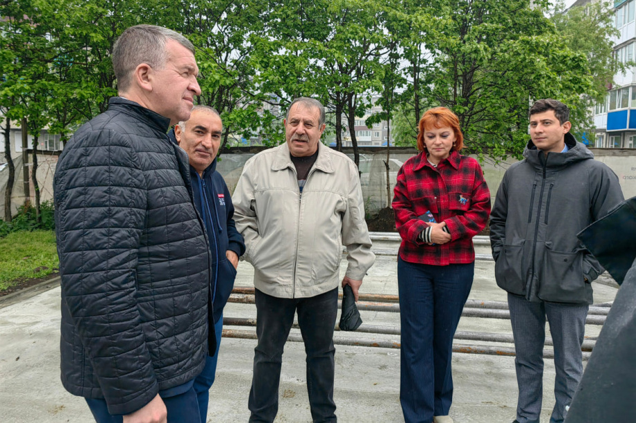 В Петропавловске проинспектировали ход благоустройства Сквера строителей. Фото: kamgov.ru. Фотография 4
