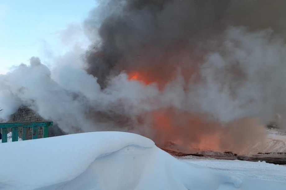 Власти Камчатки поставили на контроль ситуацию с пожаром  в Никольском. Фото: ГУ МЧС России по Камчатскому краю