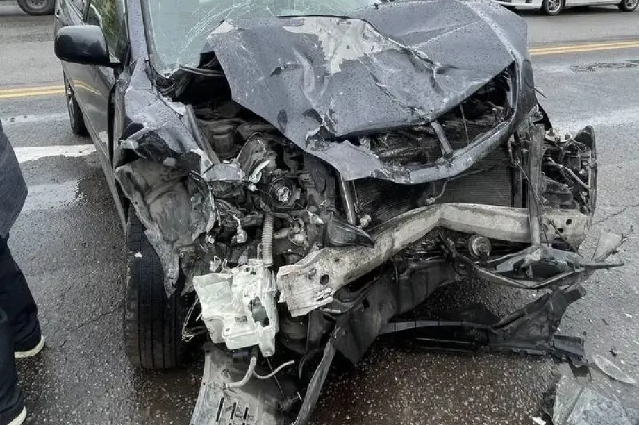 Водитель «Лексуса» въехал в стоявший автобус и получил травмы . Госавтоинспекция . Фотография 3