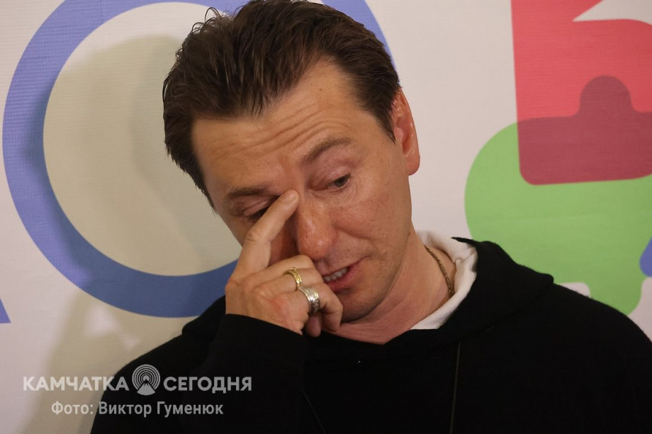 Встреча народного артиста РФ Сергея Безрукова с камчатскими журналистами. Фоторепортаж. Фото: Виктор Гуменюк. Фотография 1