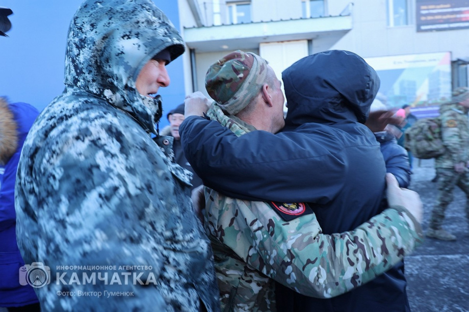 Это радость со слезами на глазах — самолёт с мобилизованными бойцами СВО прилетел на Камчатку. Фото: Виктор Гуменюк . Фотография 40